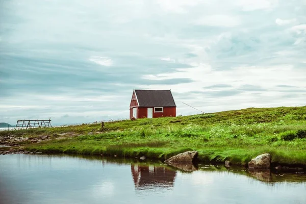 Захватывающий Снимок Деревянного Особняка Травянистом Берегу Озера Норвегии — стоковое фото