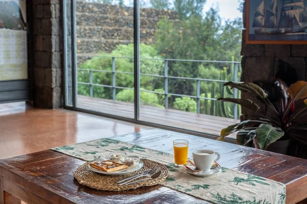 Przytulne Rustykalne Śniadanie Kawiarni Drewnianym Stole Goframi Sokiem Kawą — Zdjęcie stockowe