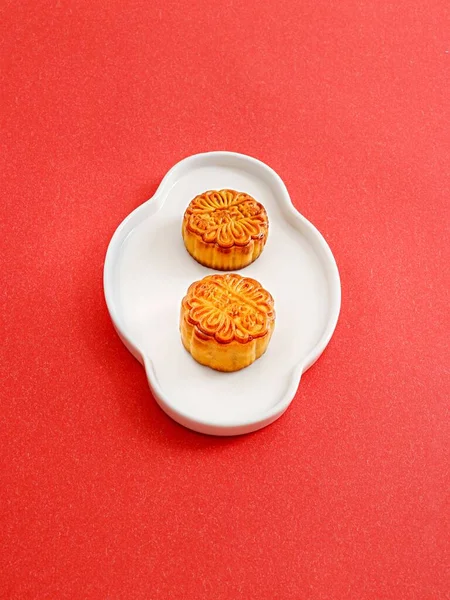 Colpo Verticale Mooncakes Piatto Bianco Isolato Sfondo Rosso — Foto Stock