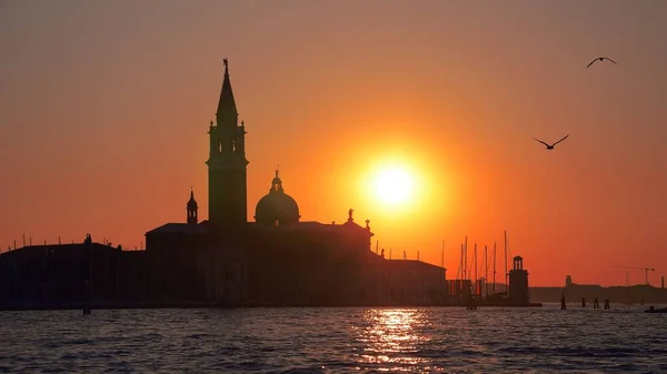 Tiro Silhueta Edifício Uma Torre Localizada Ilha San Giorgio Maggiore — Fotografia de Stock