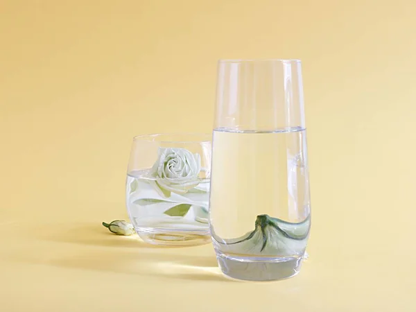 水のガラスの中に白いバラのクローズアップショット — ストック写真