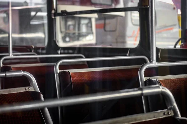 Ein Altes Interieur Eines Verlassenen Schulbusses Mit Roten Sitzen — Stockfoto