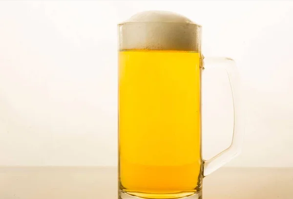 Tiro Close Uma Caneca Vidro Cerveja Isolada Fundo Branco — Fotografia de Stock