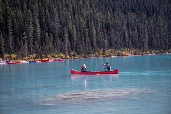 Scenic View Couple Canoeing Lake Louise Banff National Park Canada — Stock Photo, Image