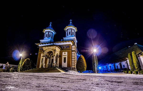Natt Utsikt Över Det Upplysta Sinaia Klostret — Stockfoto