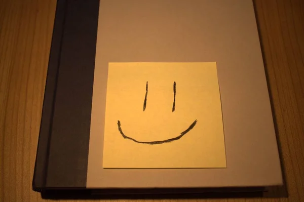 Szczęśliwa Uśmiechnięta Twarz Post Book — Zdjęcie stockowe