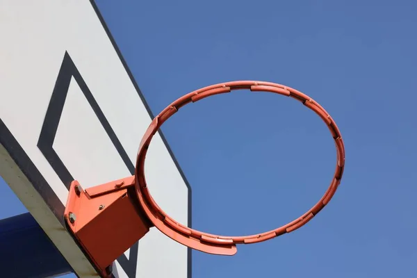 Közelkép Egy Kosárlabda Karika Nem Háló Kék Háttér — Stock Fotó