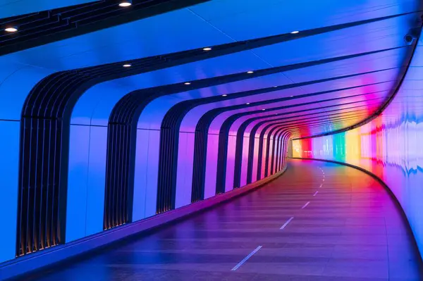 Nowoczesny Futurystyczny Otwarty Tunel Oświetlony Kolorowymi Światłami — Zdjęcie stockowe