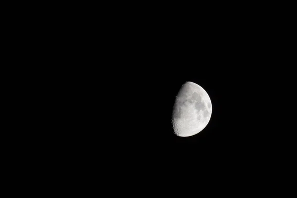 Черно Белый Снимок Луны Сияющей Ночном Небе Окруженный Тьмой — стоковое фото