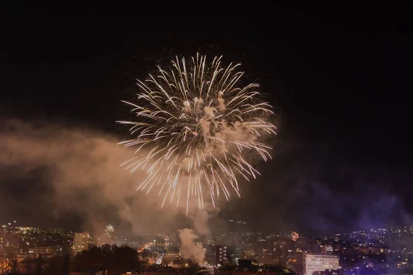 Удивительный Красочный Новогодний Фейерверк Темном Фоне Городской Пейзаж — стоковое фото