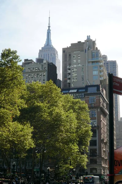 以纽约帝国大厦为背景的现代建筑的垂直截图 — 图库照片