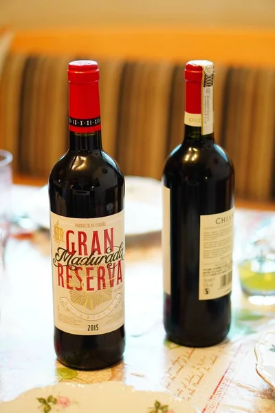 Masanın Üzerinde Duran Şişedeki Gran Reserva Şarabının Dikey Çekimi — Stok fotoğraf