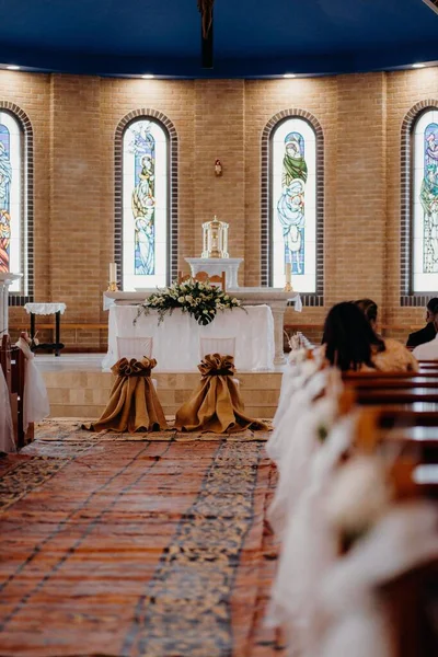 Ślubna Alejka Kościele Gotowa Ceremonii — Zdjęcie stockowe