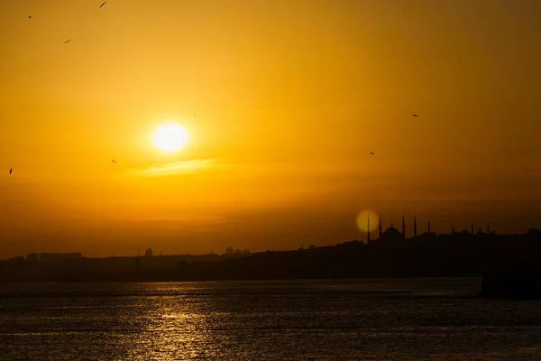 Karanlık Bir Denizin Üzerinde Parlak Sarı Bir Güneşin Doğuşunun Güzel — Stok fotoğraf