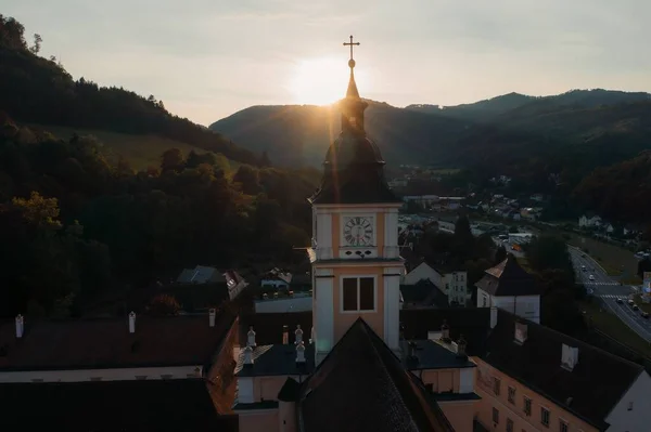 Zdjęcie Drona Wieży Zegarowej Klasztoru Miejscowości Lilienfeld Podczas Zachodu Słońca — Zdjęcie stockowe