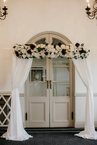 Eine Vertikale Aufnahme Einer Weißen Tür Mit Schönen Dekorationen — Stockfoto