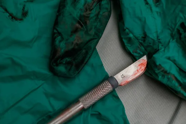 Ett Blodigt Kirurgiskt Instrument Över Gröna Plasthandskar — Stockfoto