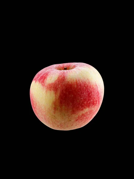 黒い背景に隔離された赤いリンゴの垂直ショット — ストック写真