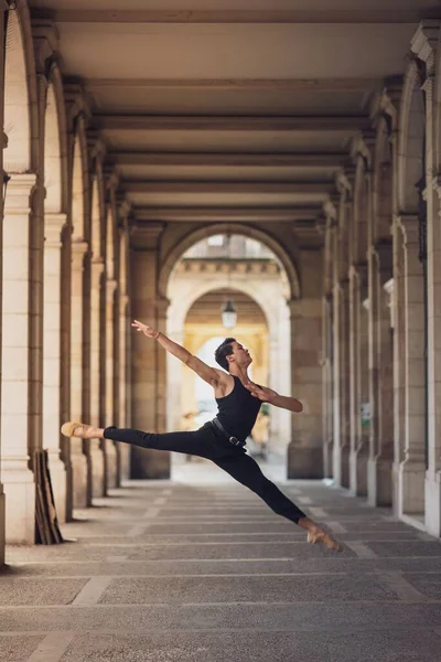 Ung Man Dansar Klassisk Balett Gatorna Barcelona Med Vacker Bakgrund — Stockfoto