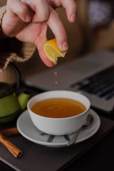 Вертикальный Снимок Женской Руки Втискивающей Лимон Чай Кафе — стоковое фото