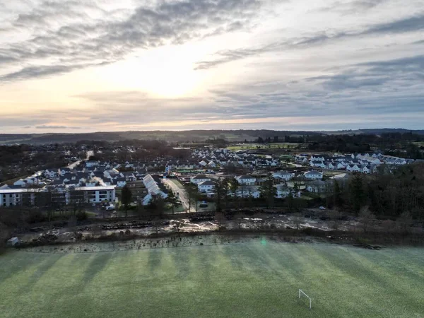 Een Drone Shot Van Residentiële Gebouwen Huizen Een Stad Nabij — Stockfoto