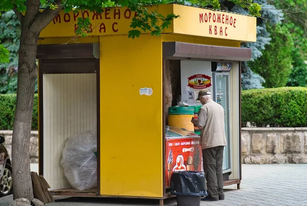 Anciano Que Compra Kvas Caluroso Día Verano Stand Cabina Aspecto —  Fotos de Stock