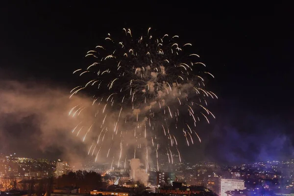 Egy Csodálatos Színes Szilveszteri Tűzijáték Sötét Háttér Városkép — Stock Fotó