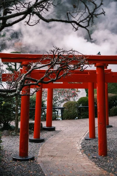 Bir Parkta Japon Tarzı Kırmızı Kemerlerin Dikey Görüntüsü — Stok fotoğraf