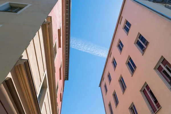 날푸른 건물의 — 스톡 사진