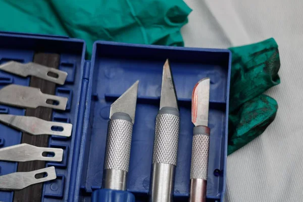Коробка Хирургическими Инструментами Грязных Окровавленных Пластиковых Перчатках — стоковое фото