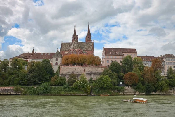 Piękne Ujęcie Rzeki Ren Płynącej Między Dzielnicami Mieszkaniowymi Bazylei Szwajcaria — Zdjęcie stockowe