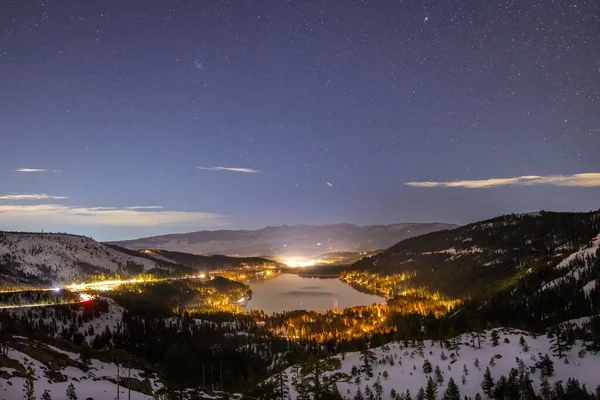 Krajina Jezera Tahoe Obklopená Osvětlenými Silnicemi Pod Hvězdnou Oblohou Usa — Stock fotografie