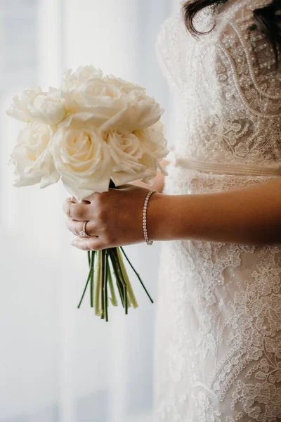花束を持っている花嫁の垂直ショット — ストック写真
