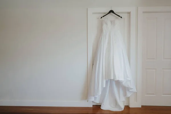 Vestido Novia Elegante Blanco Colgando Habitación —  Fotos de Stock