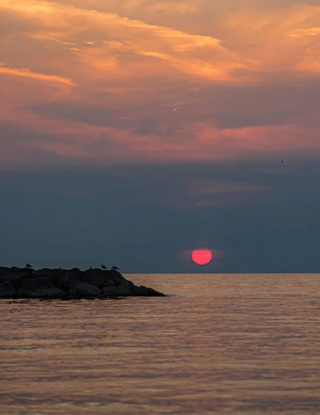 Schöne Aufnahme Eines Sonnenuntergangs Bei Vollmond Über Einem Ruhigen See — Stockfoto