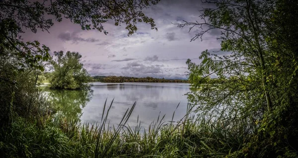 Прекрасний Природний Вид Маленьке Озеро Під Хмарним Небом — стокове фото