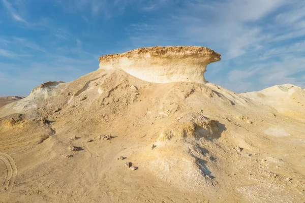 Formacje Zekreet Rock Katarskim Deserze Słoneczny Dzień Czyste Nasłonecznione Niebo — Zdjęcie stockowe