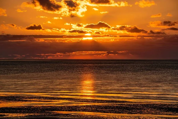 Ένα Όμορφο Ηλιοβασίλεμα Που Αντανακλά Στην Επιφάνεια Της Θάλασσας Έναν — Φωτογραφία Αρχείου