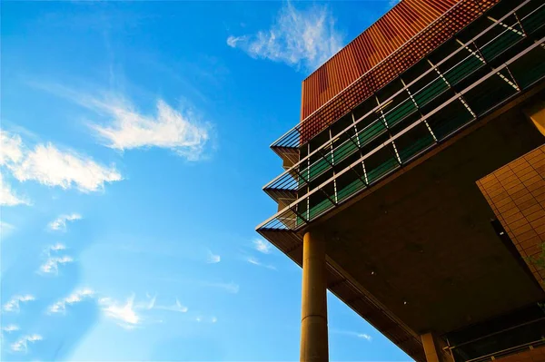 Colpo Basso Angolo Edificio Con Esterno Marrone Sfondo Cielo Blu — Foto Stock