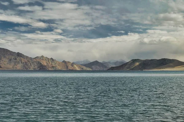 Una Hermosa Vista Del Lago Pangong Cerca Las Montañas Ladakh —  Fotos de Stock