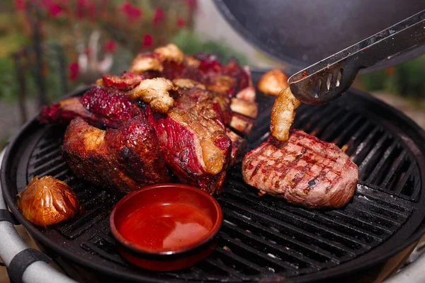 食事の準備のためにグリルに置かれた肉のクローズアップショット — ストック写真