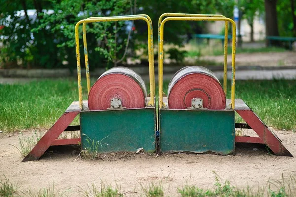 Räder Mit Metallgeländern Auf Einem Spielplatz Aus Der Sowjetzeit Tiraspol — Stockfoto