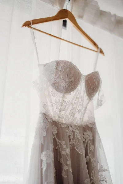 Primer Plano Vertical Hermoso Vestido Novia Encaje Colgado Una Percha —  Fotos de Stock
