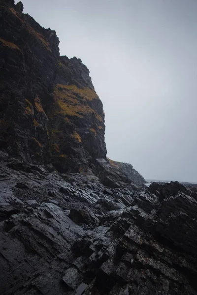 Скалистая Скала Берегу Реки Туманным Небом Горизонте Мурманске Вертикальный Выстрел — стоковое фото
