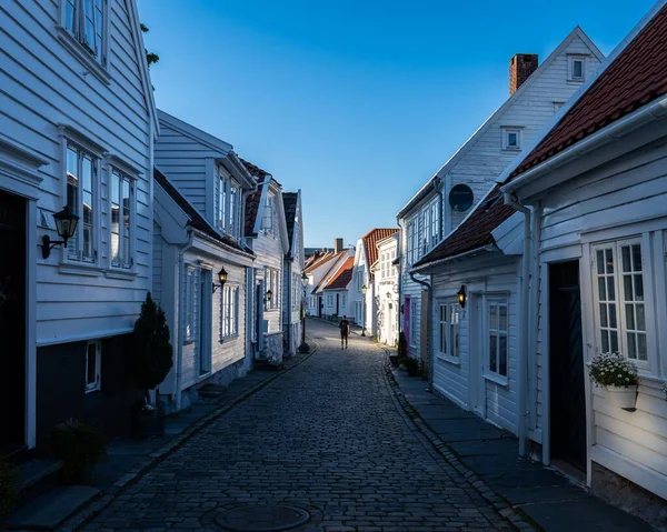 Une Personne Marchant Dans Gamle Stavanger Avec Ciel Bleu Arrière — Photo