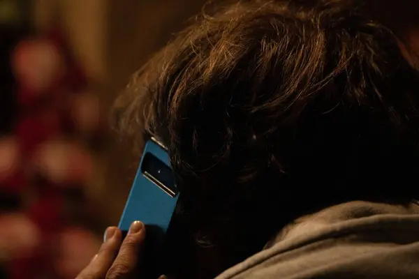 Gros Plan Homme Parlant Sur Téléphone Portable Bleu — Photo