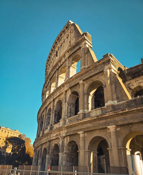 Uma Vista Baixo Ângulo Coliseu Roma Itália Dia Ensolarado — Fotografia de Stock