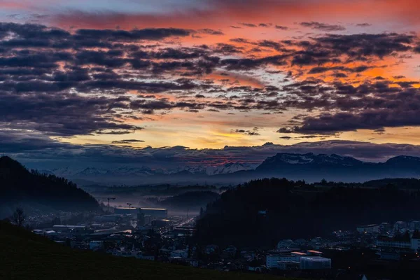 Egy Gyönyörű Kép Naplementéről Felhős Égbolttal Város Felett — Stock Fotó