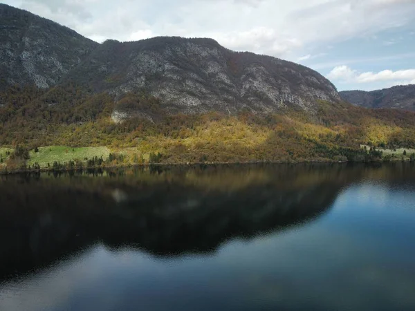 Krásný Záběr Jezera Obklopeného Podzimními Kopci — Stock fotografie