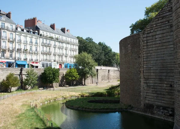 Vackra Byggnaderna Nantes Frankrike Vid Liten Sjö Och Gammal Byggnad — Stockfoto